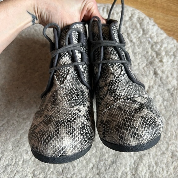 TOMS: Gray Hued Kala Desert Lace Up Faux Snake Skin Wedges Size 8 - Picture 7 of 12